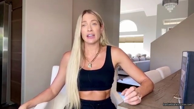 HERE_IT_IS_QUESTION_AND_ANSWER_VLOG_28lots_of_answers_to_questions_I_havent_talked_about_before29_mp41379.jpg