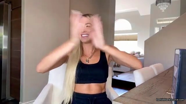 HERE_IT_IS_QUESTION_AND_ANSWER_VLOG_28lots_of_answers_to_questions_I_havent_talked_about_before29_mp41447.jpg