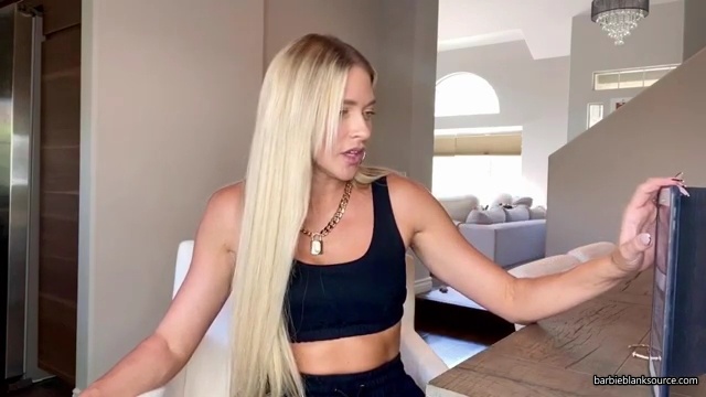 HERE_IT_IS_QUESTION_AND_ANSWER_VLOG_28lots_of_answers_to_questions_I_havent_talked_about_before29_mp41538.jpg