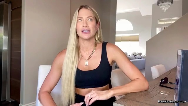 HERE_IT_IS_QUESTION_AND_ANSWER_VLOG_28lots_of_answers_to_questions_I_havent_talked_about_before29_mp41955.jpg