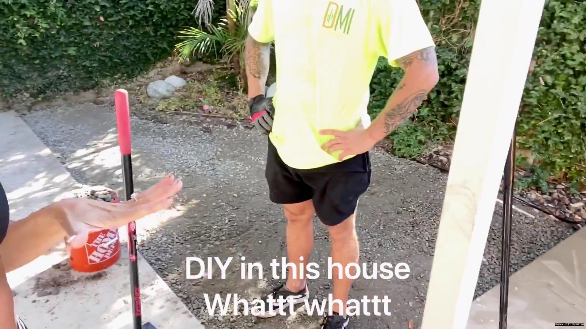 WHO_KNEW_DIYing_COULD_BE_SO_MUCH_FUN__21__mp40215.jpg