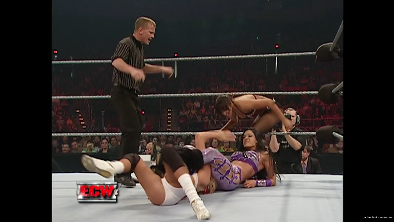 WWE_ECW_11_13_07_Kelly_Michelle_vs_Layla_Melina_mp41314.jpg
