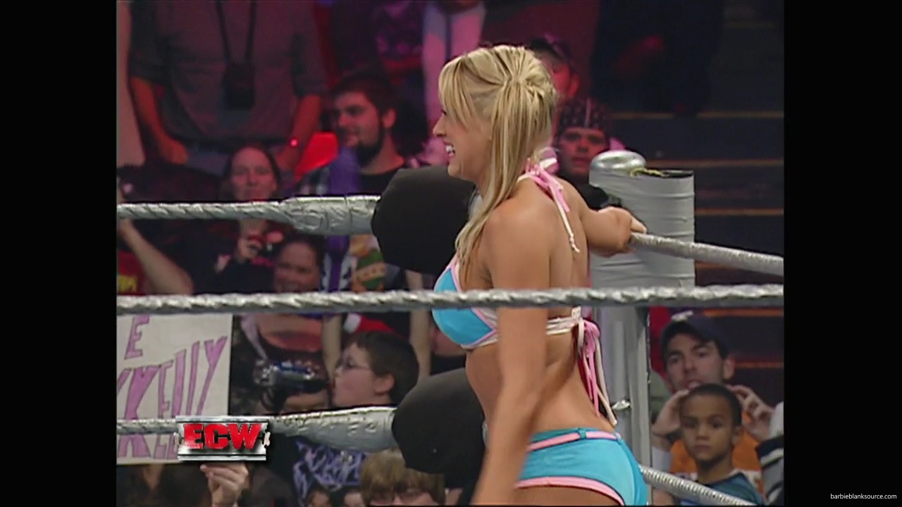 WWE_ECW_11_27_07_Kelly_vs_Layla_mp41659.jpg