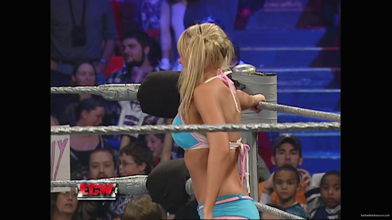 WWE_ECW_11_27_07_Kelly_vs_Layla_mp41660.jpg