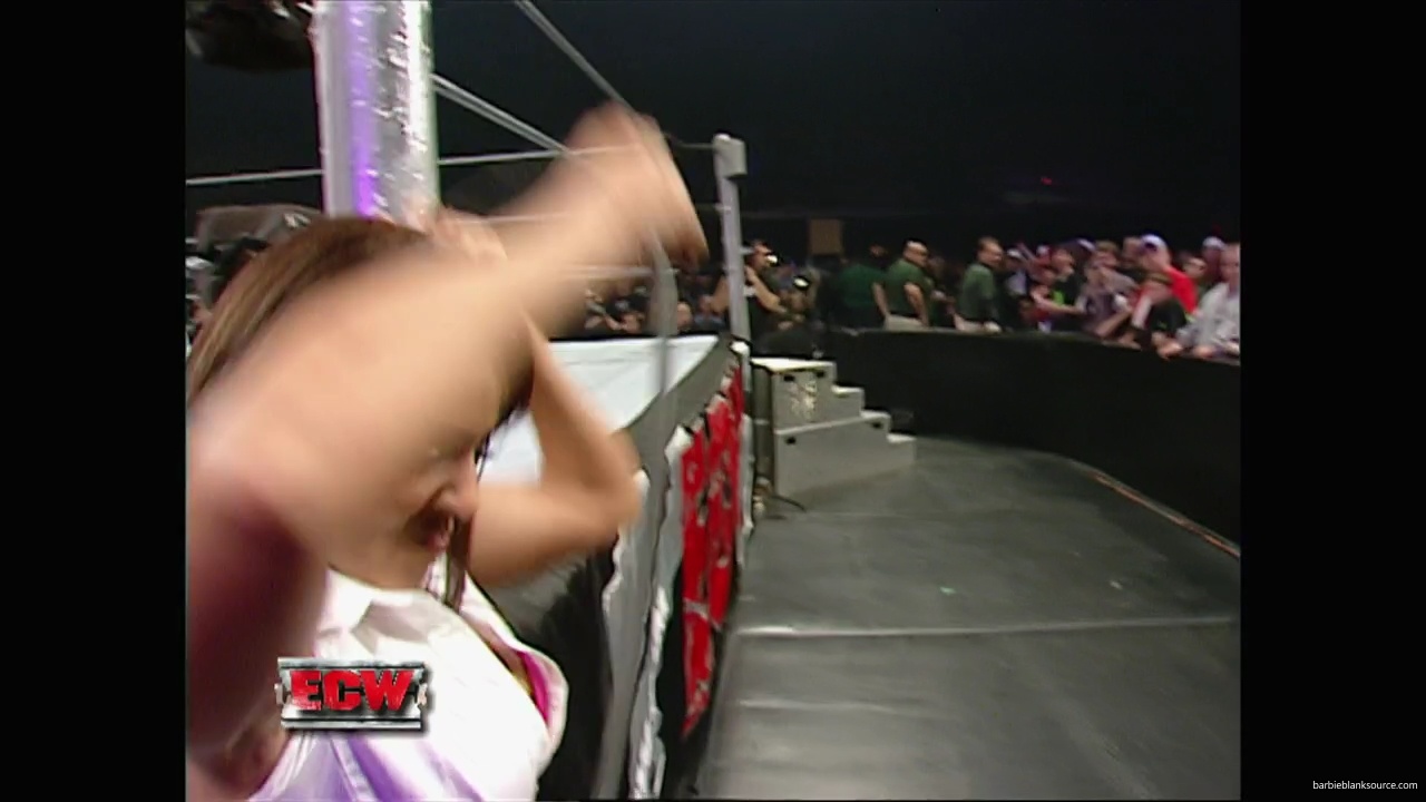 WWE_ECW_11_27_07_Kelly_vs_Layla_mp41675.jpg