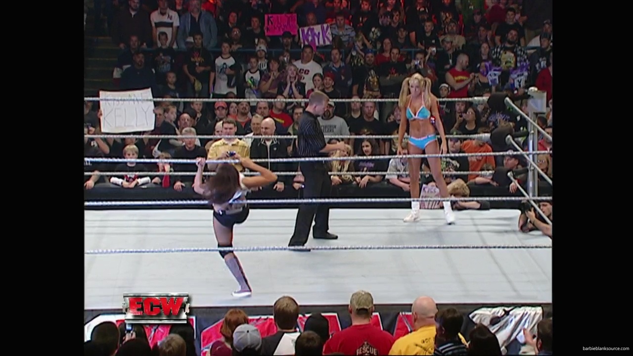 WWE_ECW_11_27_07_Kelly_vs_Layla_mp41683.jpg