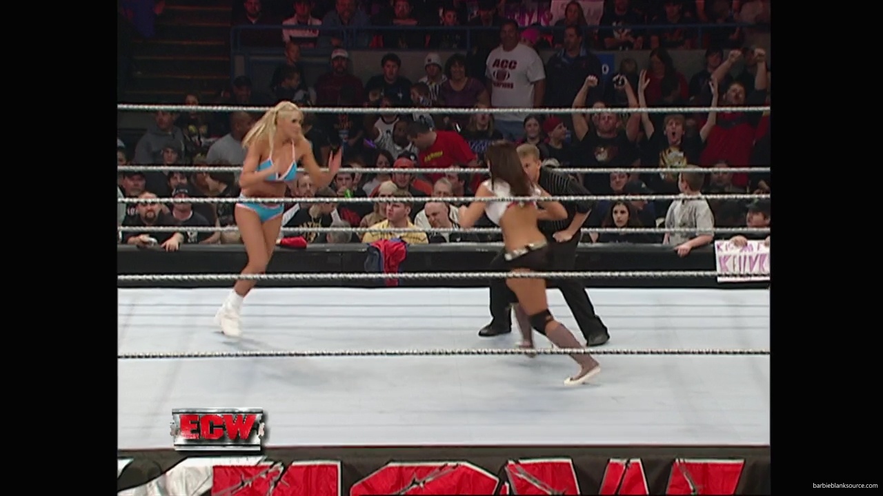 WWE_ECW_11_27_07_Kelly_vs_Layla_mp41700.jpg
