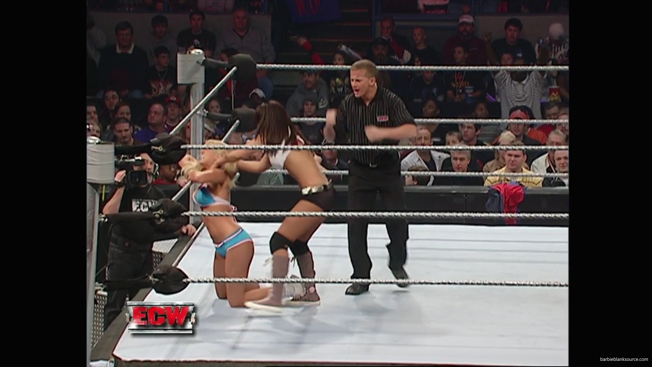 WWE_ECW_11_27_07_Kelly_vs_Layla_mp41706.jpg