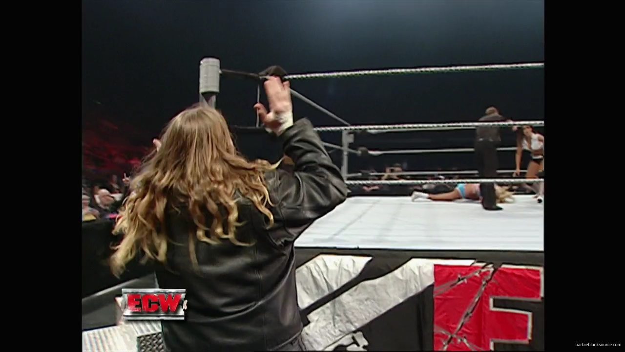 WWE_ECW_11_27_07_Kelly_vs_Layla_mp41769.jpg