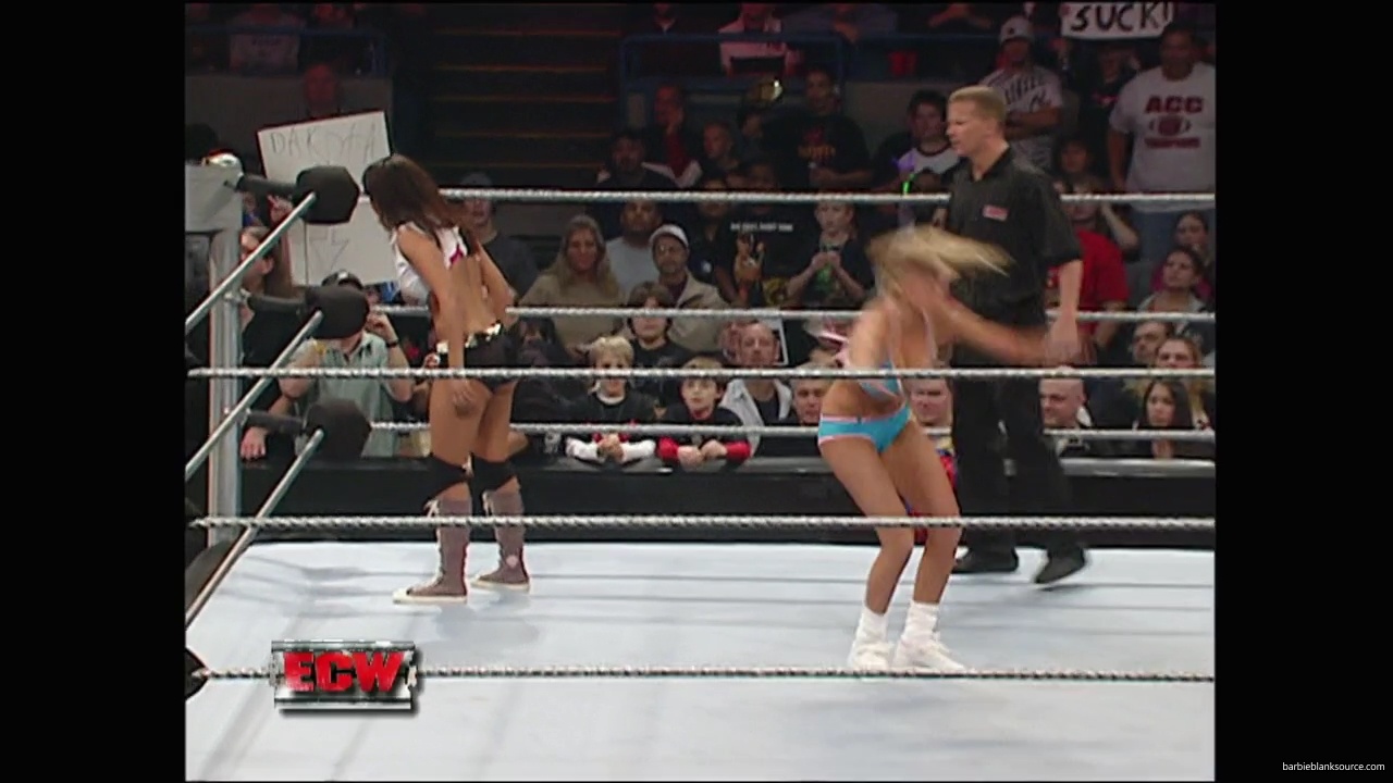WWE_ECW_11_27_07_Kelly_vs_Layla_mp41778.jpg
