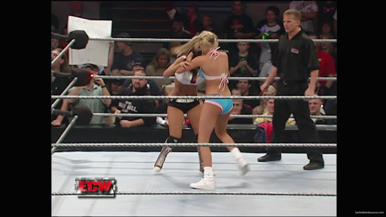WWE_ECW_11_27_07_Kelly_vs_Layla_mp41784.jpg