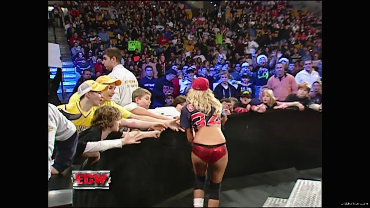 WWE_ECW_12_11_07_Kelly_vs_Layla_Victoria_mp42323.jpg