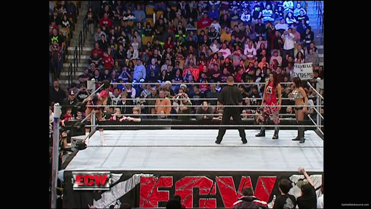 WWE_ECW_12_11_07_Kelly_vs_Layla_Victoria_mp42329.jpg