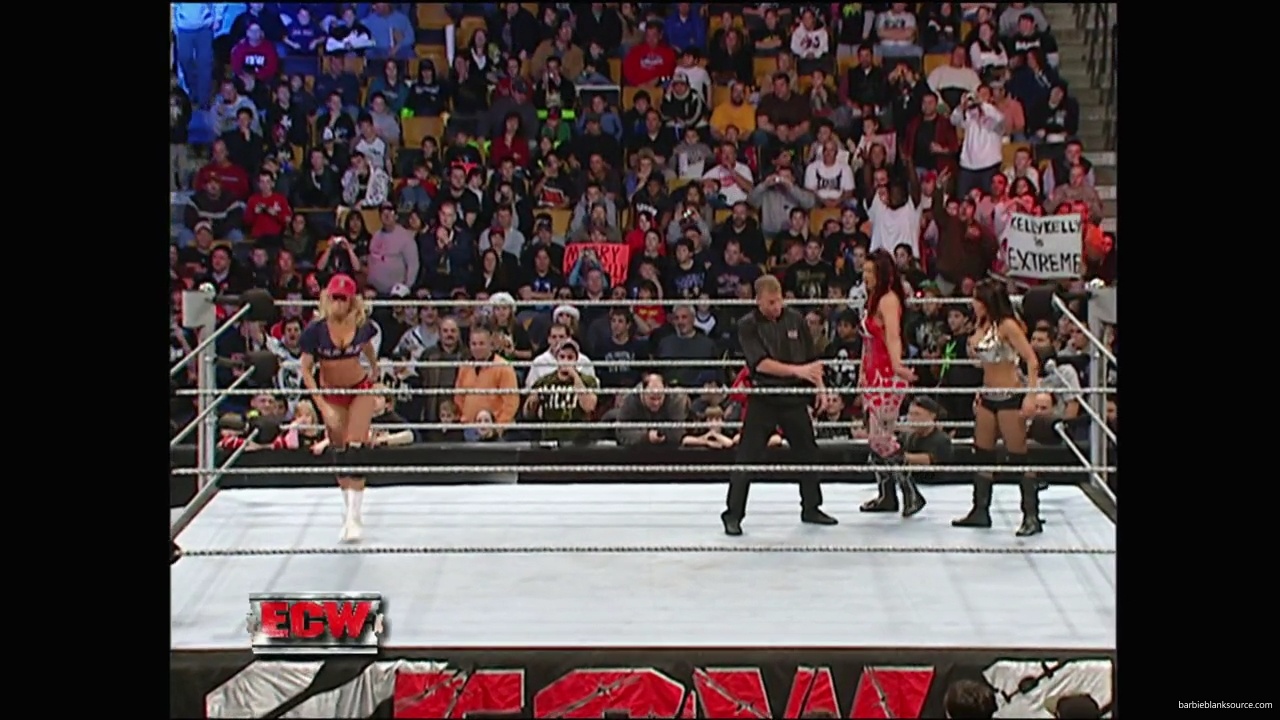 WWE_ECW_12_11_07_Kelly_vs_Layla_Victoria_mp42332.jpg