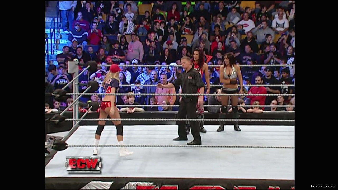 WWE_ECW_12_11_07_Kelly_vs_Layla_Victoria_mp42339.jpg