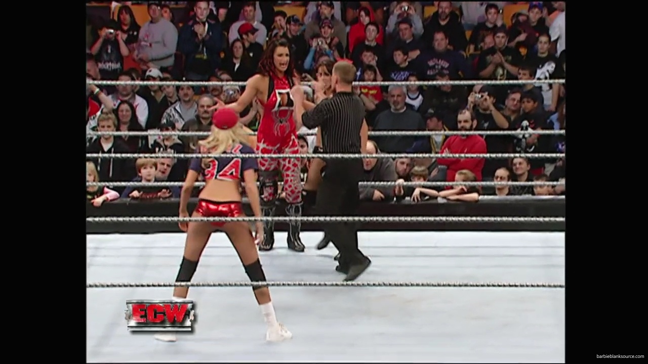 WWE_ECW_12_11_07_Kelly_vs_Layla_Victoria_mp42341.jpg