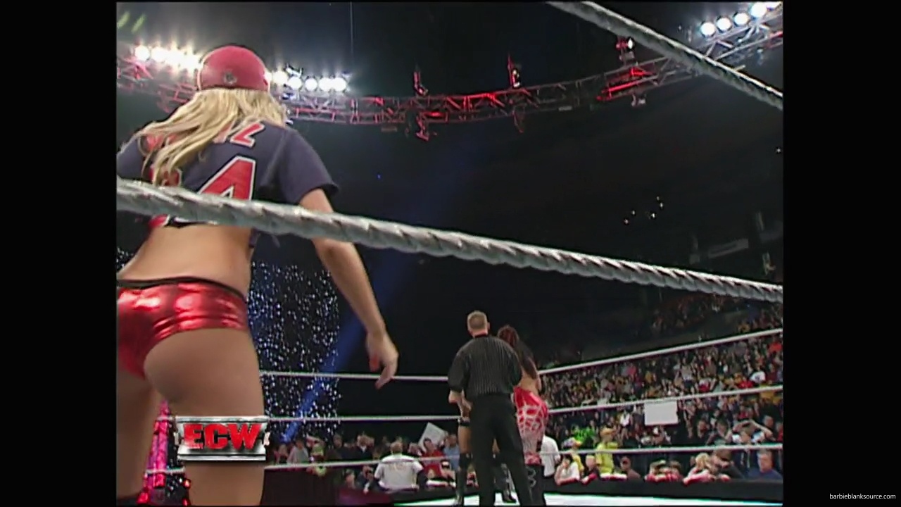 WWE_ECW_12_11_07_Kelly_vs_Layla_Victoria_mp42345.jpg