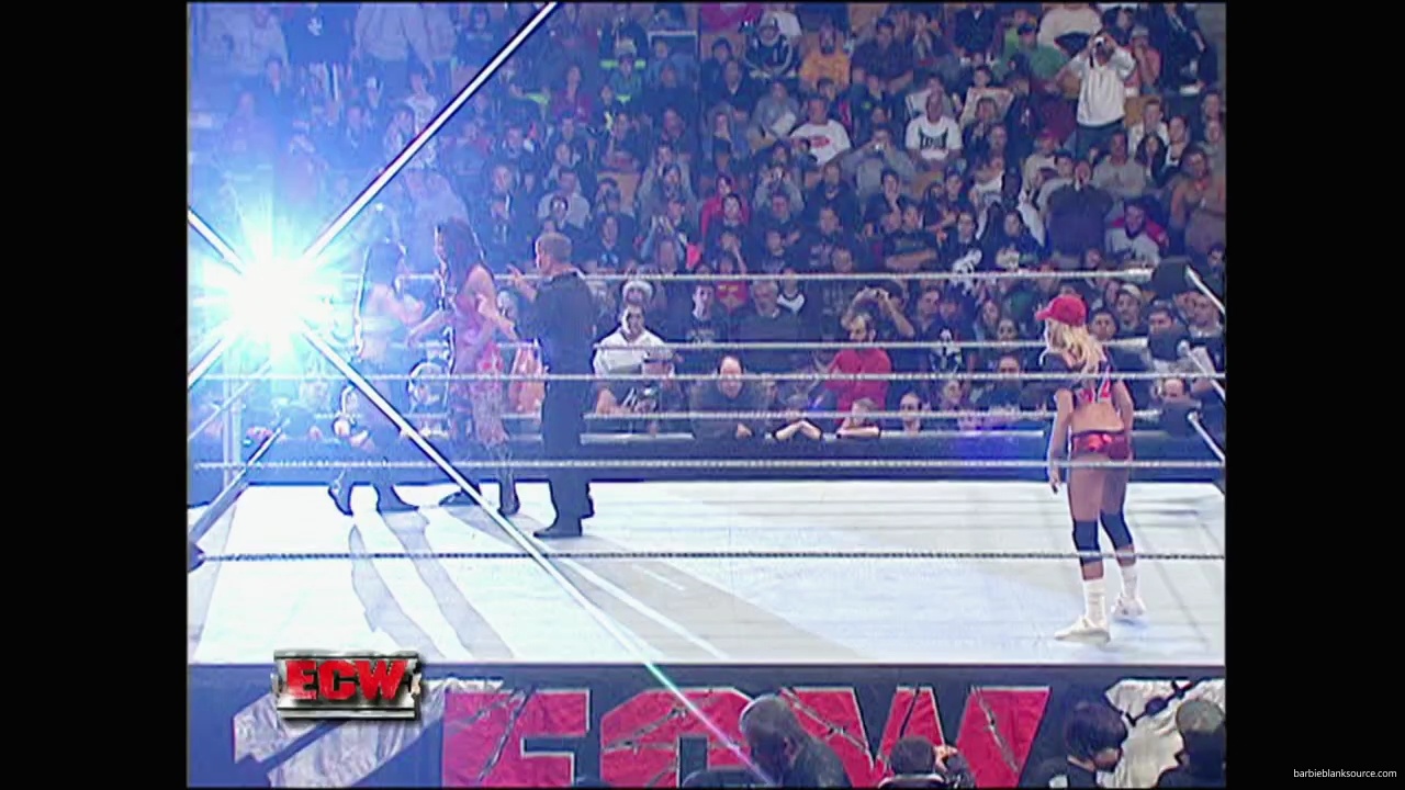 WWE_ECW_12_11_07_Kelly_vs_Layla_Victoria_mp42346.jpg