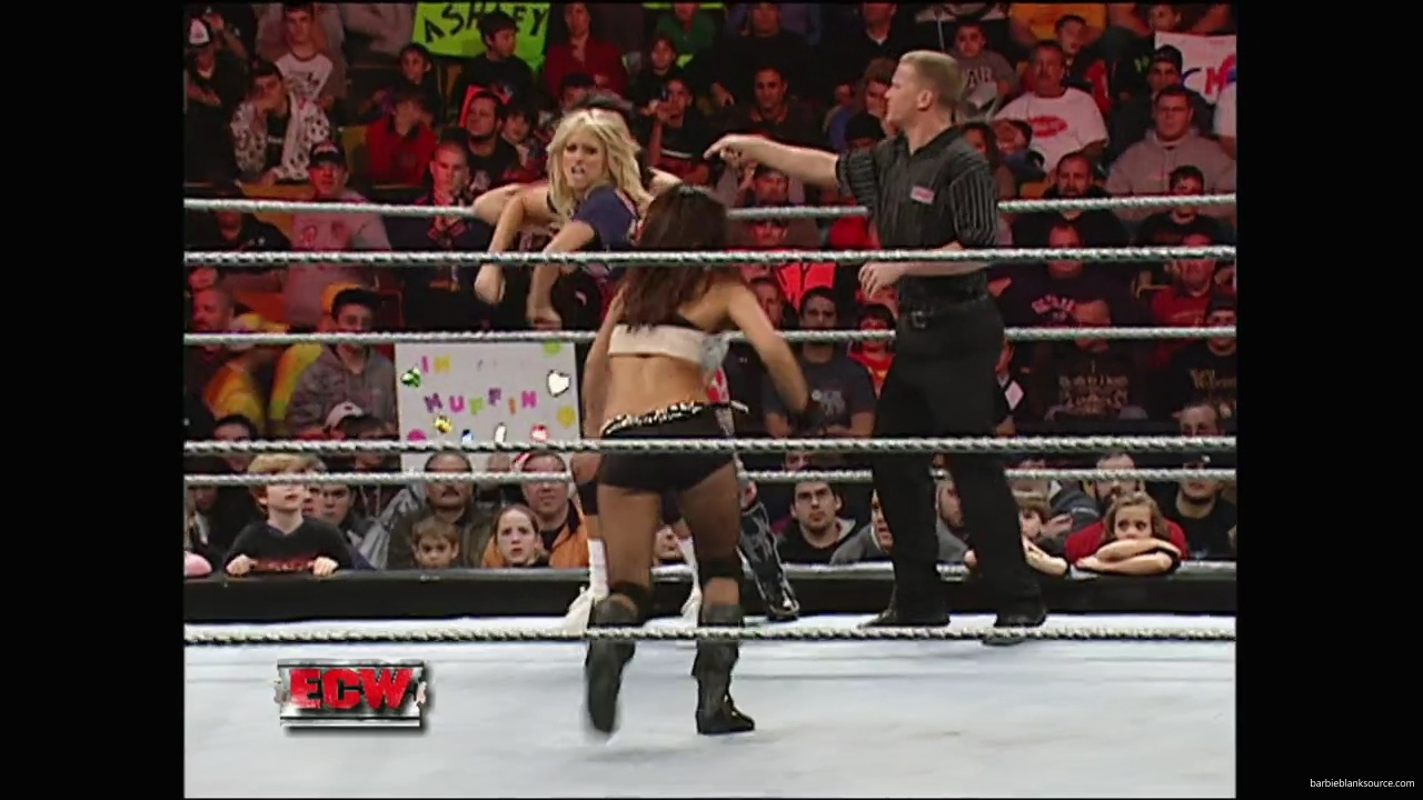 WWE_ECW_12_11_07_Kelly_vs_Layla_Victoria_mp42358.jpg