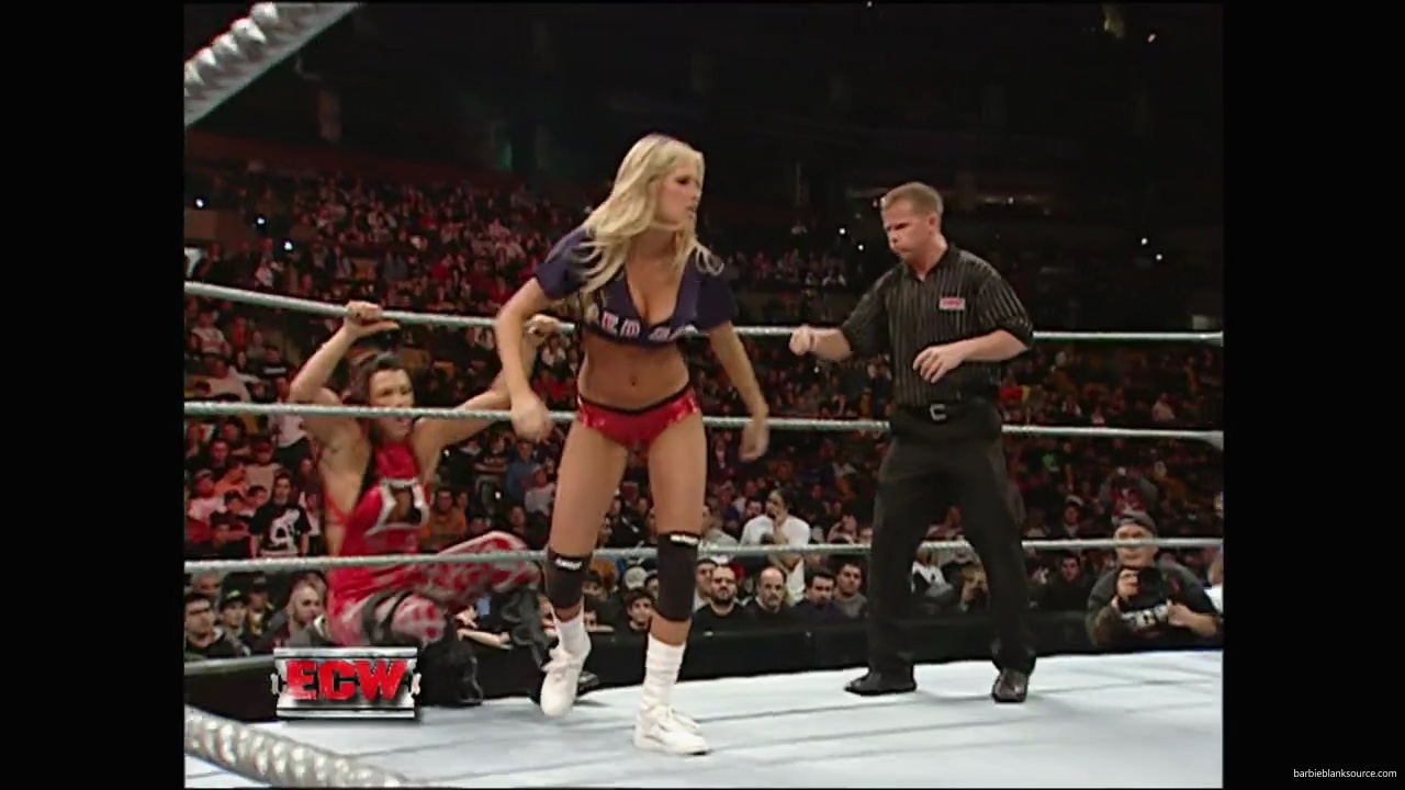 WWE_ECW_12_11_07_Kelly_vs_Layla_Victoria_mp42360.jpg