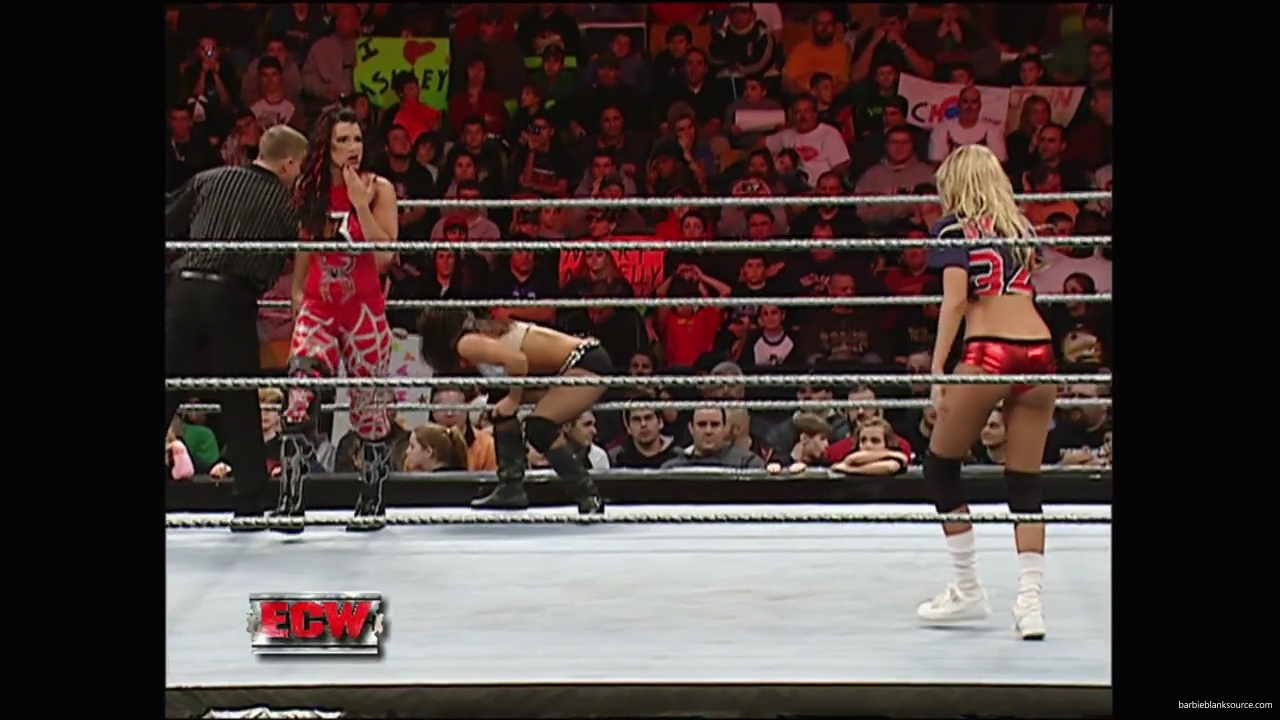 WWE_ECW_12_11_07_Kelly_vs_Layla_Victoria_mp42367.jpg