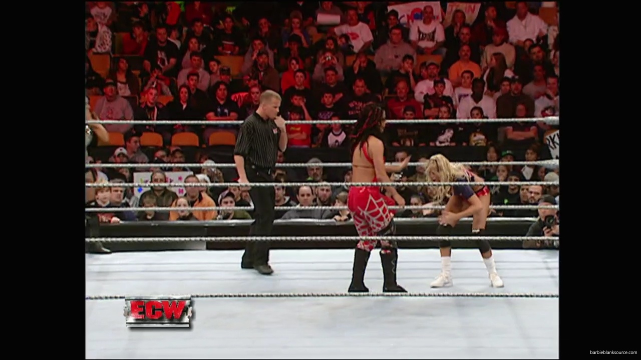 WWE_ECW_12_11_07_Kelly_vs_Layla_Victoria_mp42374.jpg