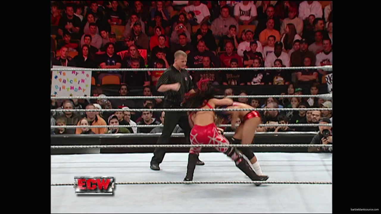 WWE_ECW_12_11_07_Kelly_vs_Layla_Victoria_mp42375.jpg