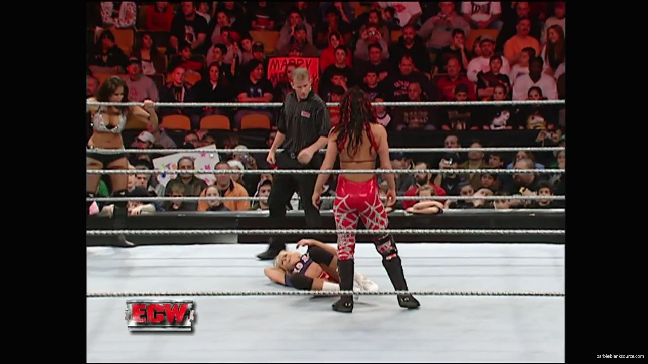 WWE_ECW_12_11_07_Kelly_vs_Layla_Victoria_mp42377.jpg