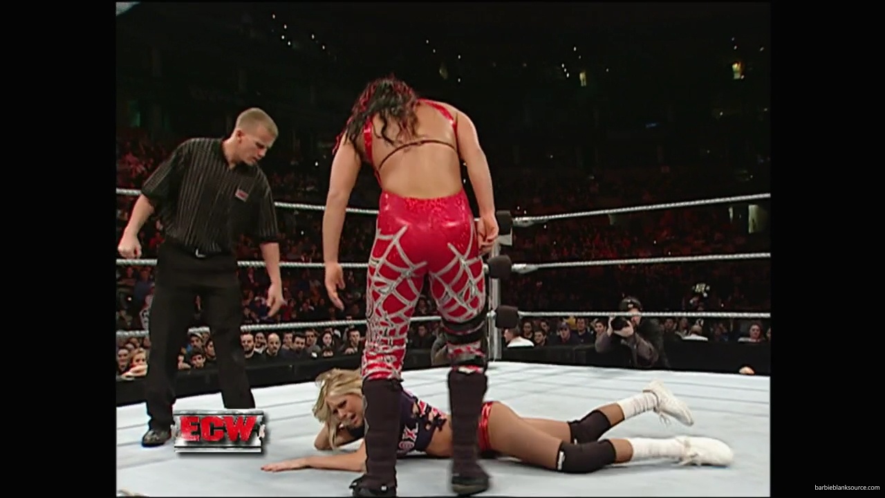 WWE_ECW_12_11_07_Kelly_vs_Layla_Victoria_mp42379.jpg