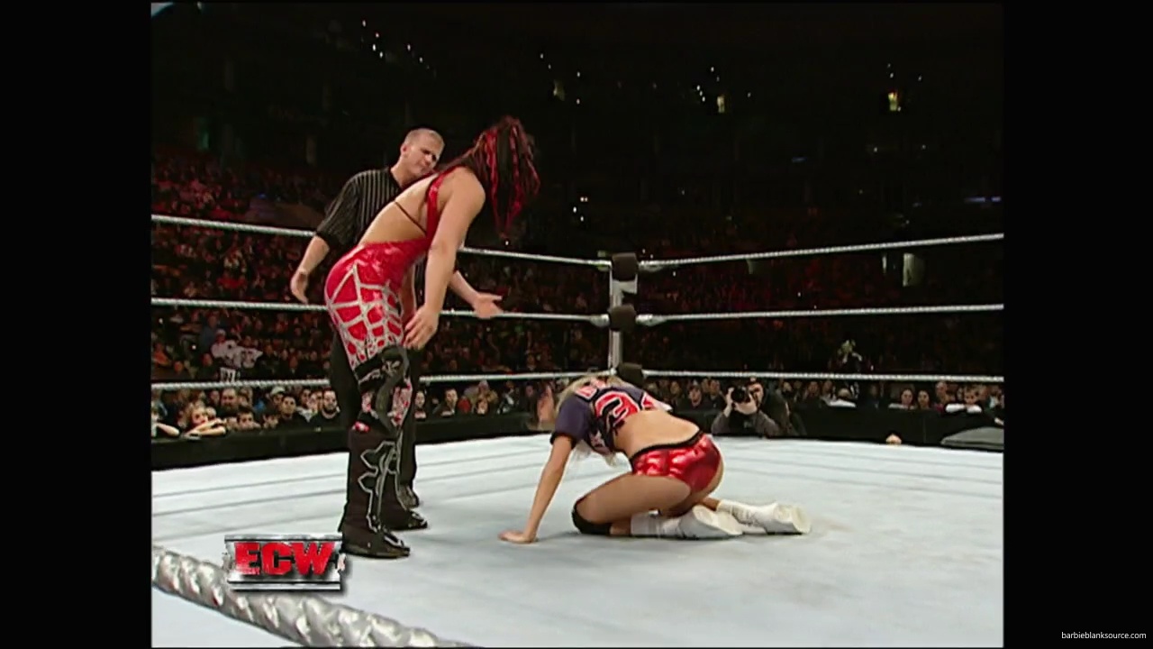 WWE_ECW_12_11_07_Kelly_vs_Layla_Victoria_mp42383.jpg