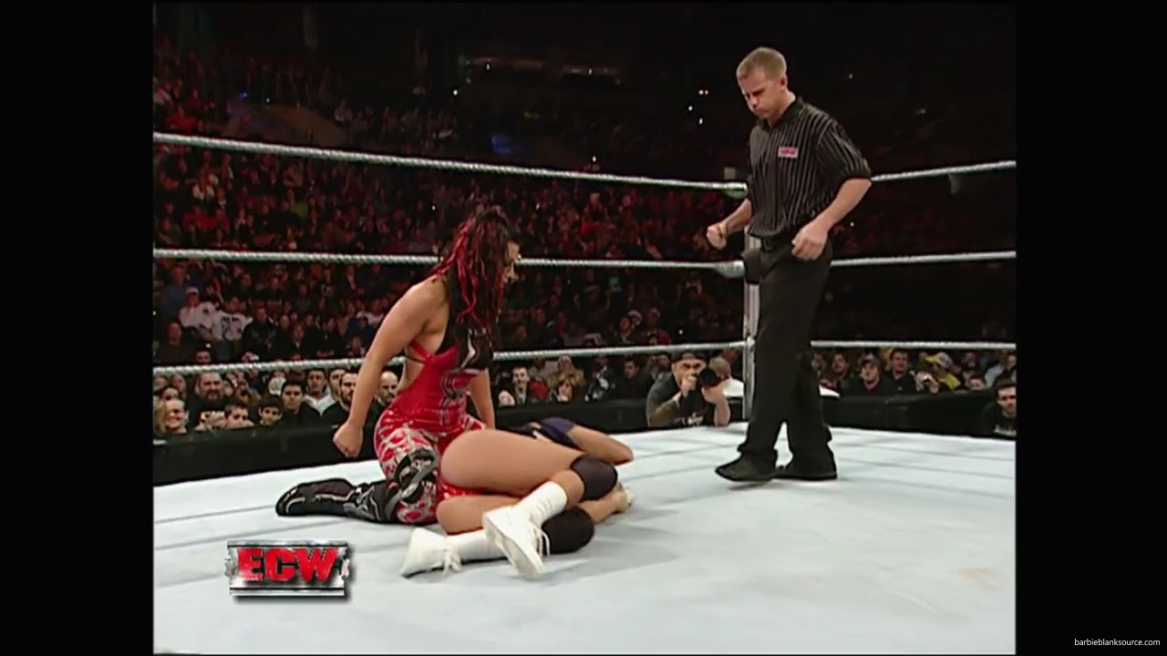 WWE_ECW_12_11_07_Kelly_vs_Layla_Victoria_mp42389.jpg
