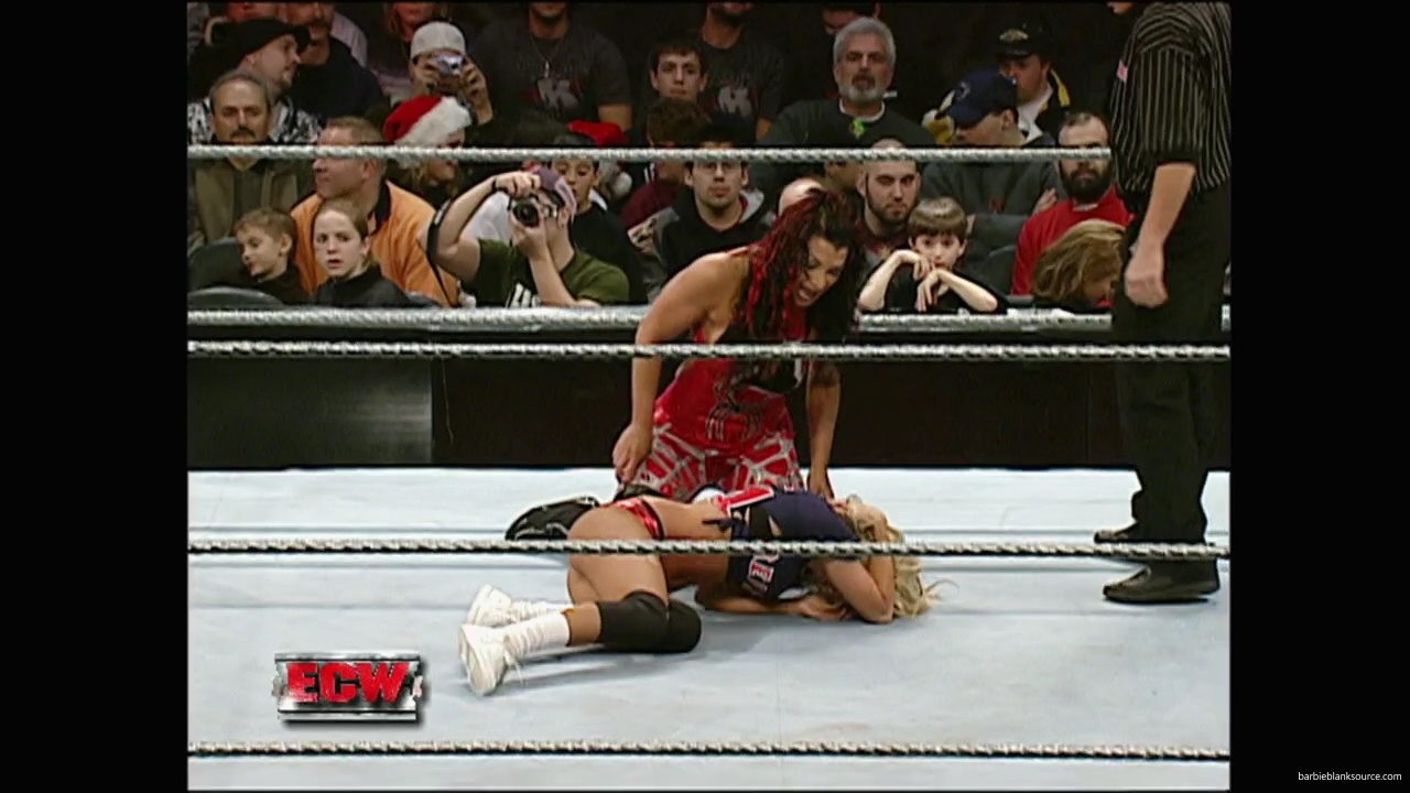 WWE_ECW_12_11_07_Kelly_vs_Layla_Victoria_mp42390.jpg