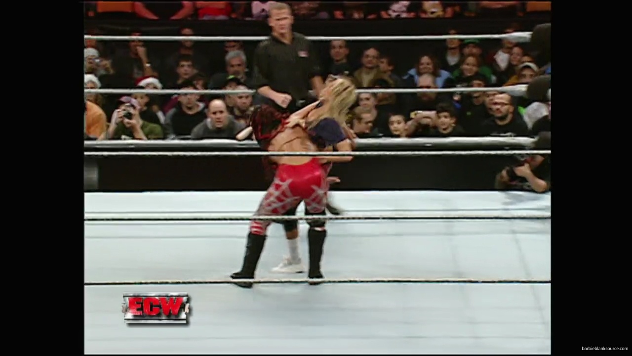 WWE_ECW_12_11_07_Kelly_vs_Layla_Victoria_mp42401.jpg