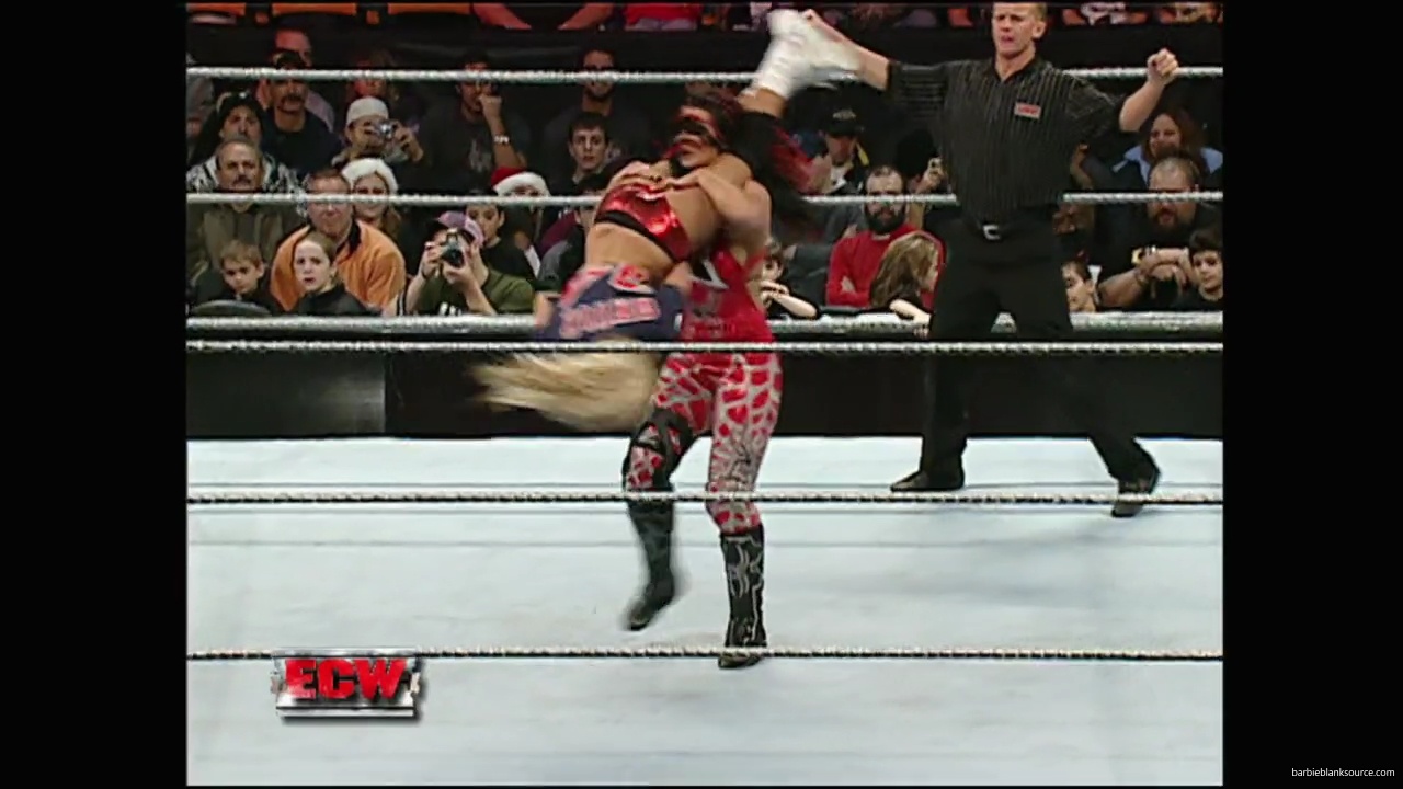 WWE_ECW_12_11_07_Kelly_vs_Layla_Victoria_mp42402.jpg