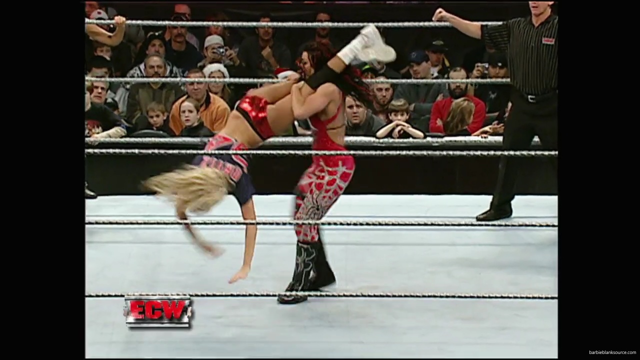 WWE_ECW_12_11_07_Kelly_vs_Layla_Victoria_mp42403.jpg