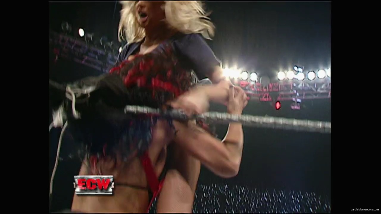 WWE_ECW_12_11_07_Kelly_vs_Layla_Victoria_mp42416.jpg