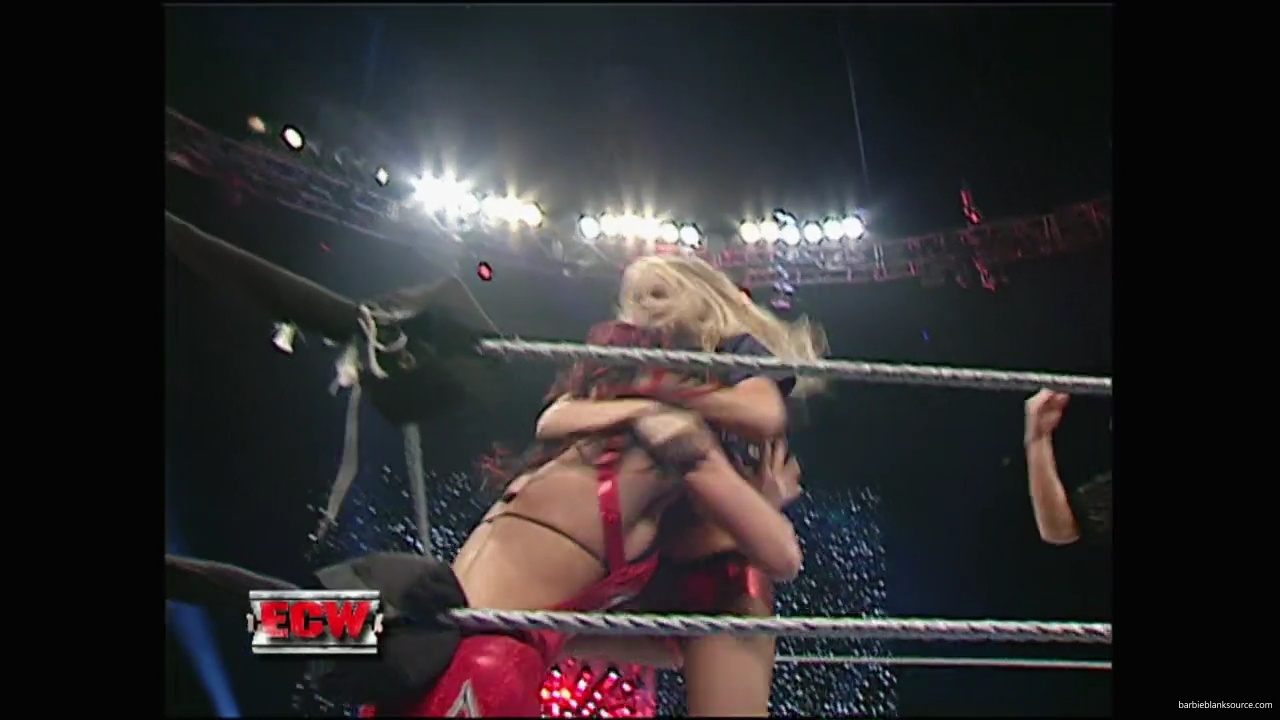 WWE_ECW_12_11_07_Kelly_vs_Layla_Victoria_mp42417.jpg