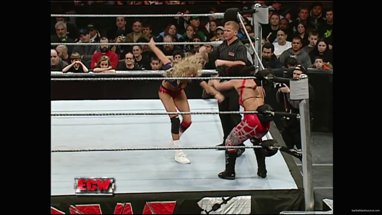 WWE_ECW_12_11_07_Kelly_vs_Layla_Victoria_mp42418.jpg