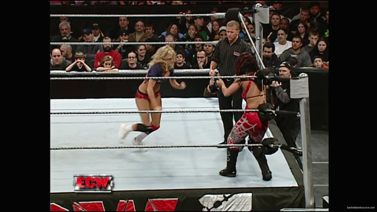 WWE_ECW_12_11_07_Kelly_vs_Layla_Victoria_mp42419.jpg