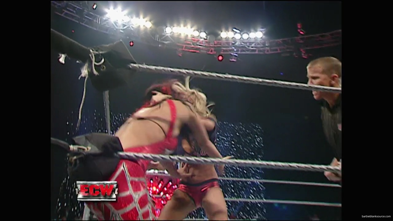 WWE_ECW_12_11_07_Kelly_vs_Layla_Victoria_mp42421.jpg