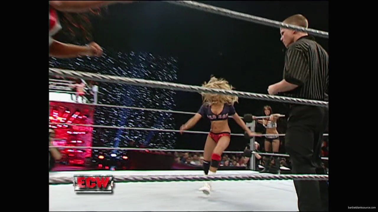 WWE_ECW_12_11_07_Kelly_vs_Layla_Victoria_mp42422.jpg