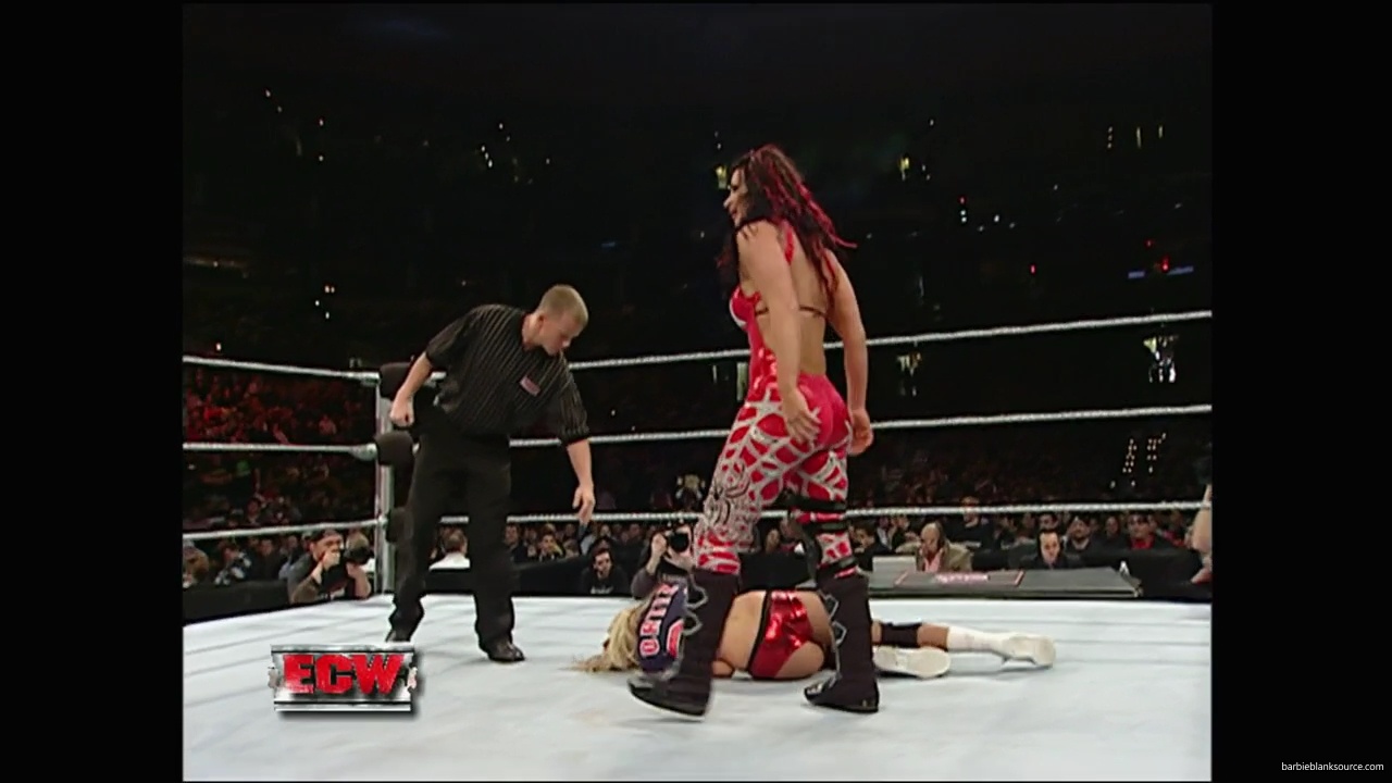 WWE_ECW_12_11_07_Kelly_vs_Layla_Victoria_mp42427.jpg