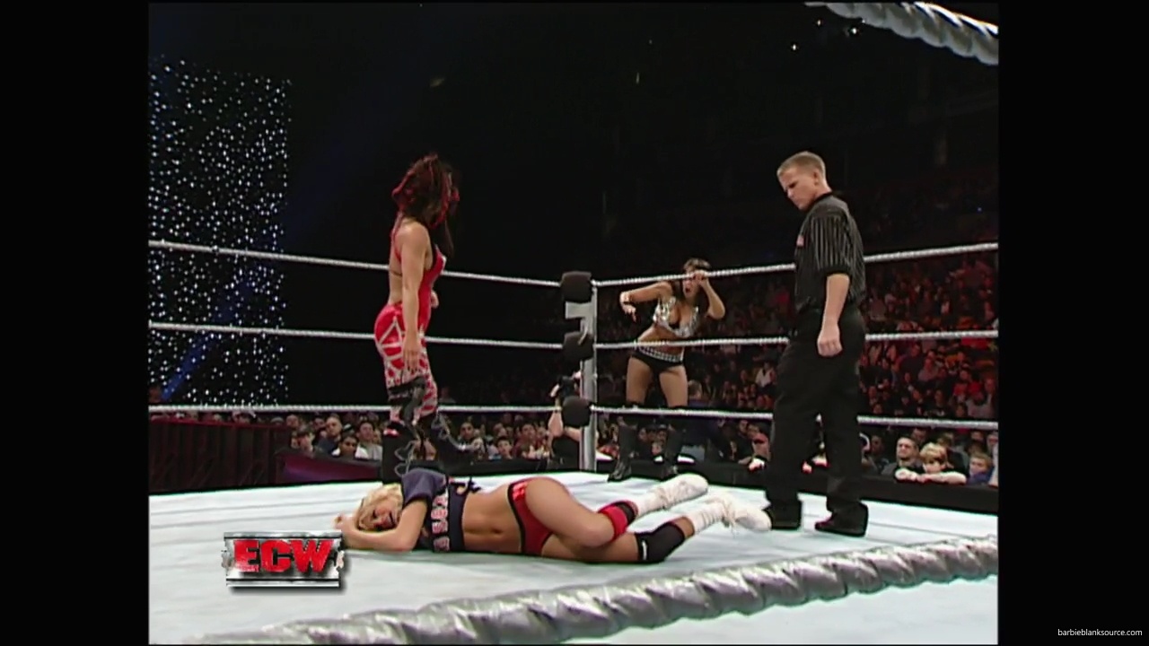 WWE_ECW_12_11_07_Kelly_vs_Layla_Victoria_mp42436.jpg