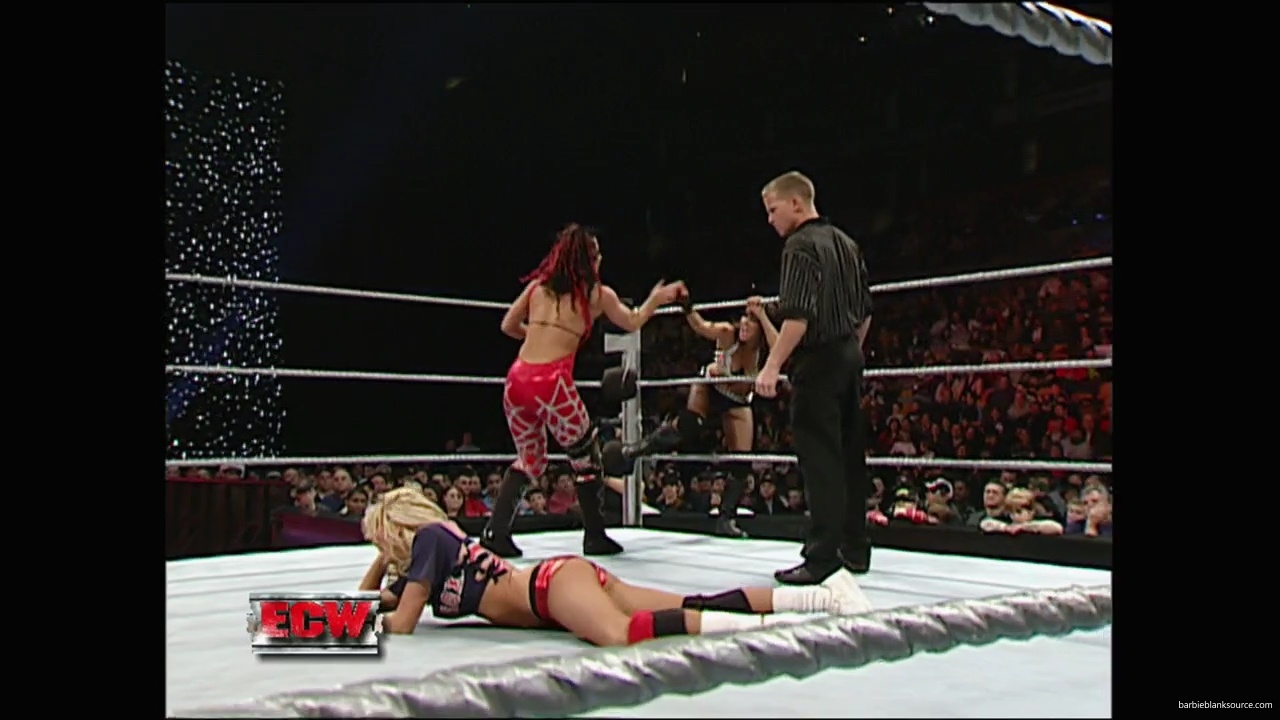 WWE_ECW_12_11_07_Kelly_vs_Layla_Victoria_mp42437.jpg