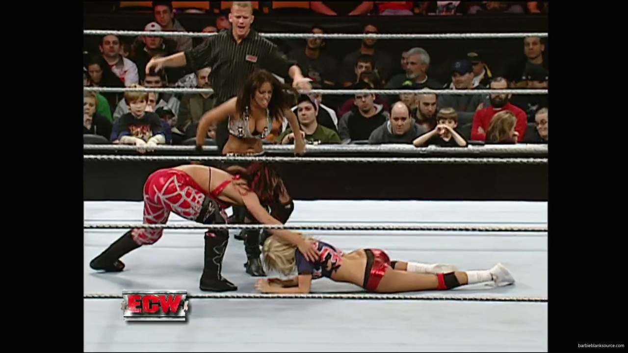 WWE_ECW_12_11_07_Kelly_vs_Layla_Victoria_mp42440.jpg