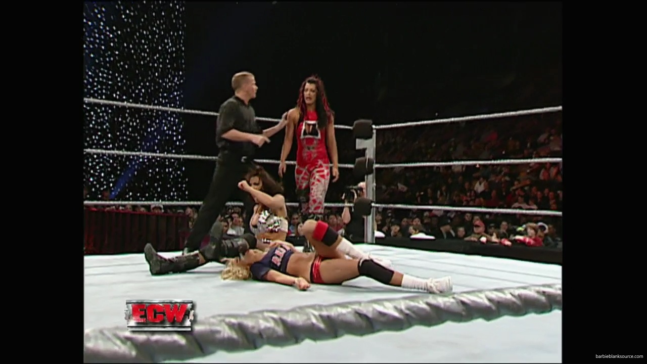 WWE_ECW_12_11_07_Kelly_vs_Layla_Victoria_mp42443.jpg
