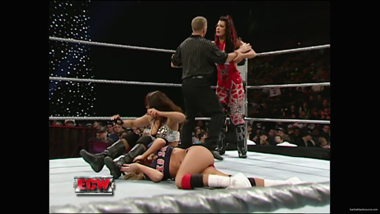 WWE_ECW_12_11_07_Kelly_vs_Layla_Victoria_mp42444.jpg
