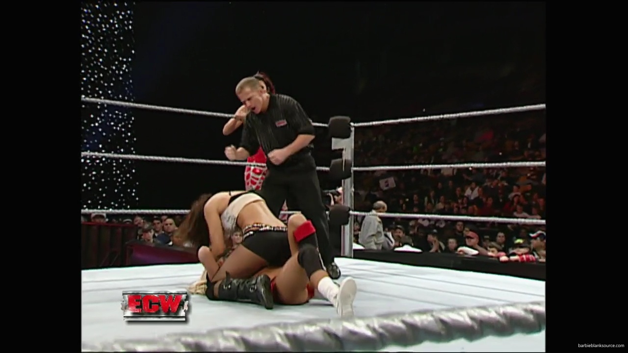 WWE_ECW_12_11_07_Kelly_vs_Layla_Victoria_mp42448.jpg