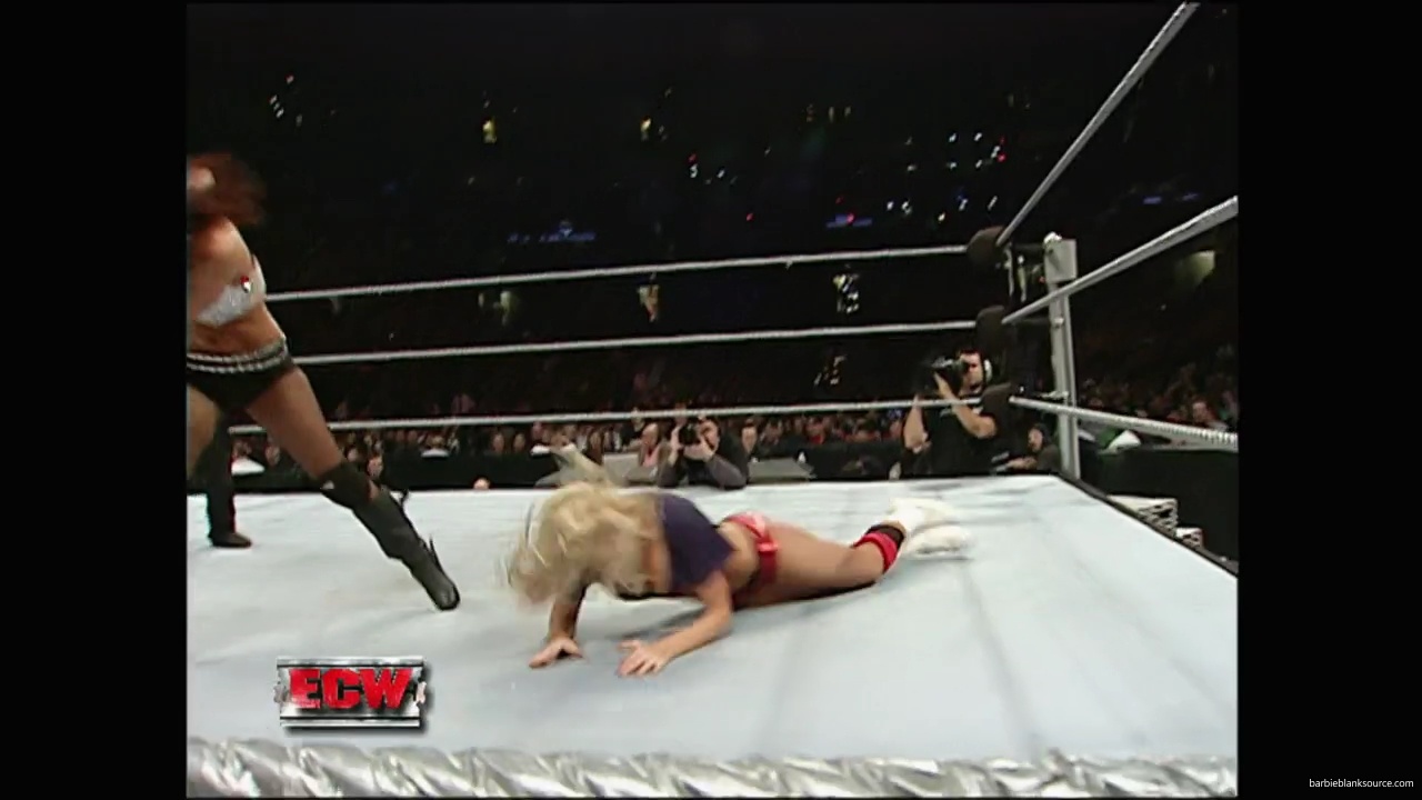 WWE_ECW_12_11_07_Kelly_vs_Layla_Victoria_mp42454.jpg