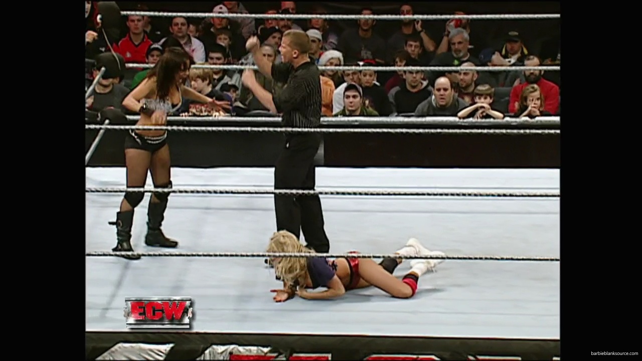 WWE_ECW_12_11_07_Kelly_vs_Layla_Victoria_mp42457.jpg